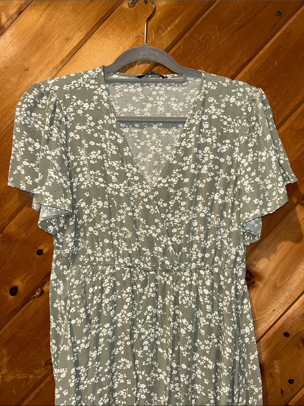 Bloomchic sage green ditsy floral wrap-style short-sleeve dress - Picture 3 of 5